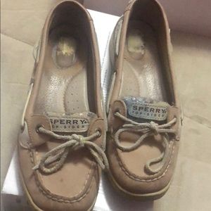 Short tongue beige sperrys